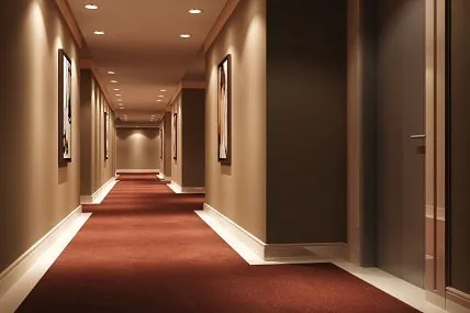Beleuchtung eines Hotelflures